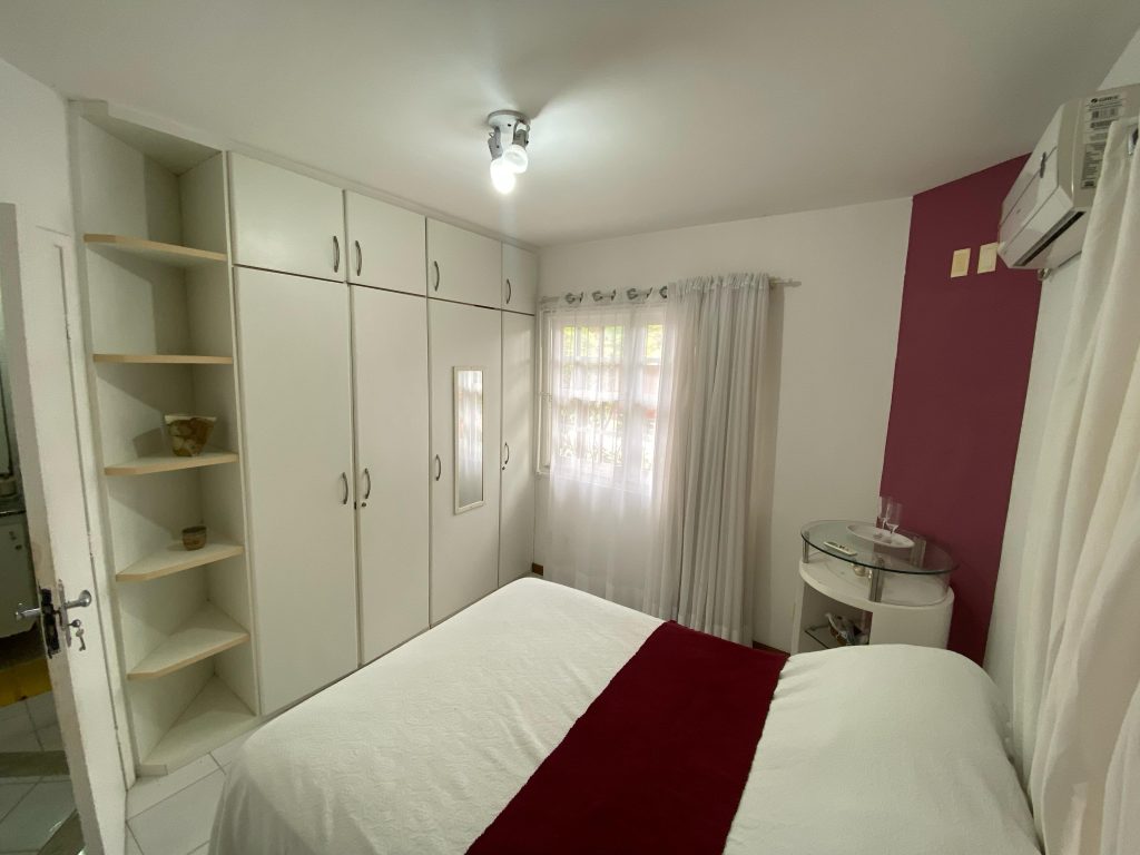 CASA À VENDA NA PRAIA DO FORTE – Quarto e Sala com Localização Privilegiada! CASA À VENDA NA PRAIA DO FORTE – Quarto e Sala com Localização Privilegiada!