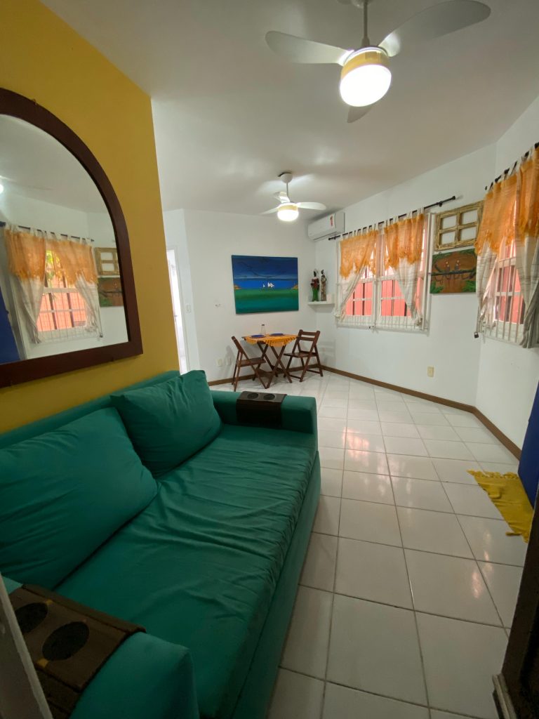 CASA À VENDA NA PRAIA DO FORTE – Quarto e Sala com Localização Privilegiada! CASA À VENDA NA PRAIA DO FORTE – Quarto e Sala com Localização Privilegiada!