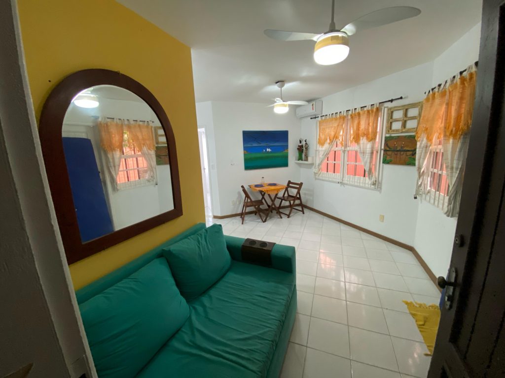 CASA À VENDA NA PRAIA DO FORTE – Quarto e Sala com Localização Privilegiada! CASA À VENDA NA PRAIA DO FORTE – Quarto e Sala com Localização Privilegiada!