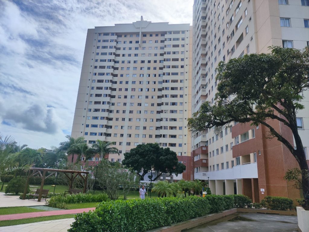 APARTAMENTO À VENDA | NASCENTE | COM VARANDA – CONDOMÍNIO MÁXIMO | 2/4 COM SUÍTE | 55m² | 2 Vagas – No Cabula APARTAMENTO À VENDA | NASCENTE | COM VARANDA – CONDOMÍNIO MÁXIMO | 2/4 COM SUÍTE | 55m² | 2 Vagas – No Cabula