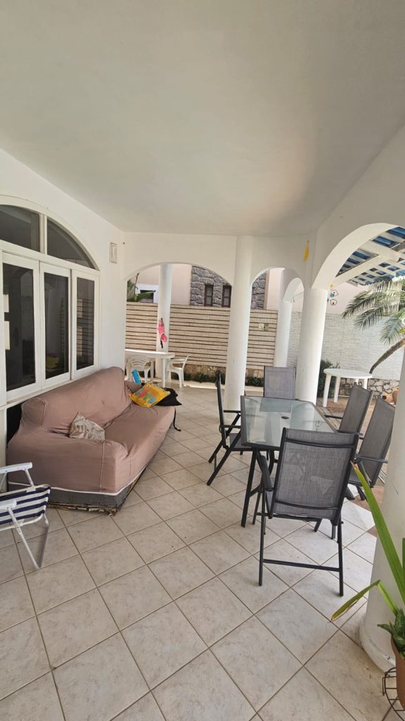 CASA À VENDA I 8 QUARTOS I 6 SUÍTES I PISCINA I Condomínio Águas do Jaguaribe – Em Piatã