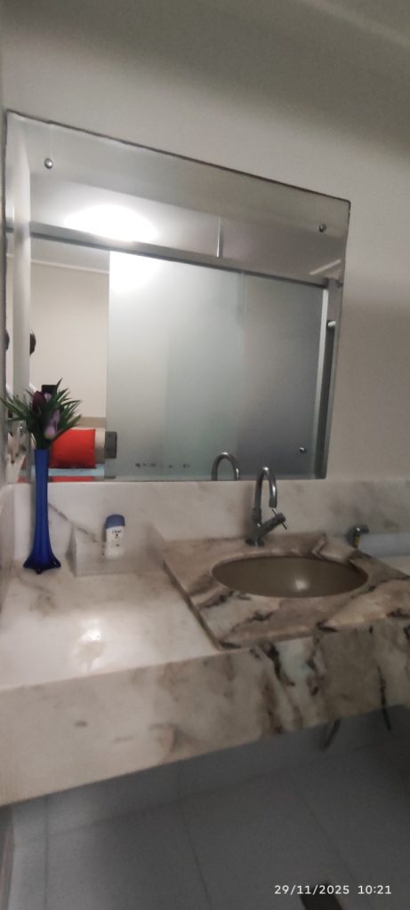 CASA COM 5 QUARTOS E 5 SUÍTES À VENDA I 360 m² DE ÁREA CONSTRUÍDA I Em Itapuã