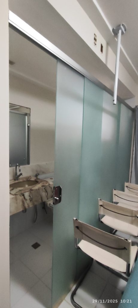 CASA COM 5 QUARTOS E 5 SUÍTES À VENDA I 360 m² DE ÁREA CONSTRUÍDA I Em Itapuã