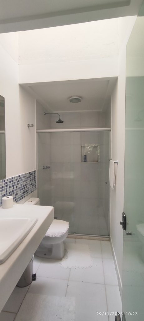 CASA COM 5 QUARTOS E 5 SUÍTES À VENDA I 360 m² DE ÁREA CONSTRUÍDA I Em Itapuã