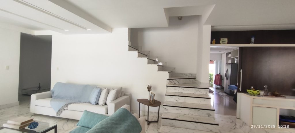 CASA COM 5 QUARTOS E 5 SUÍTES À VENDA I 360 m² DE ÁREA CONSTRUÍDA I Em Itapuã