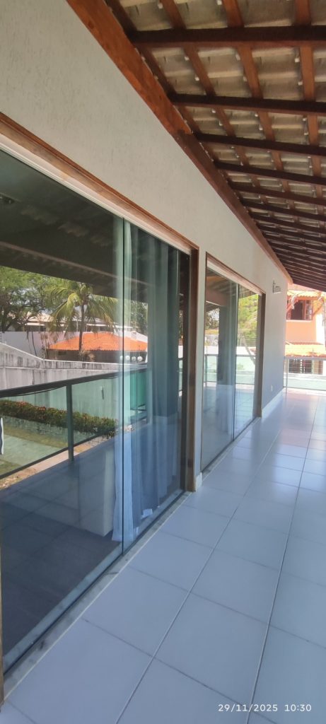 CASA COM 5 QUARTOS E 5 SUÍTES À VENDA I 360 m² DE ÁREA CONSTRUÍDA I Em Itapuã