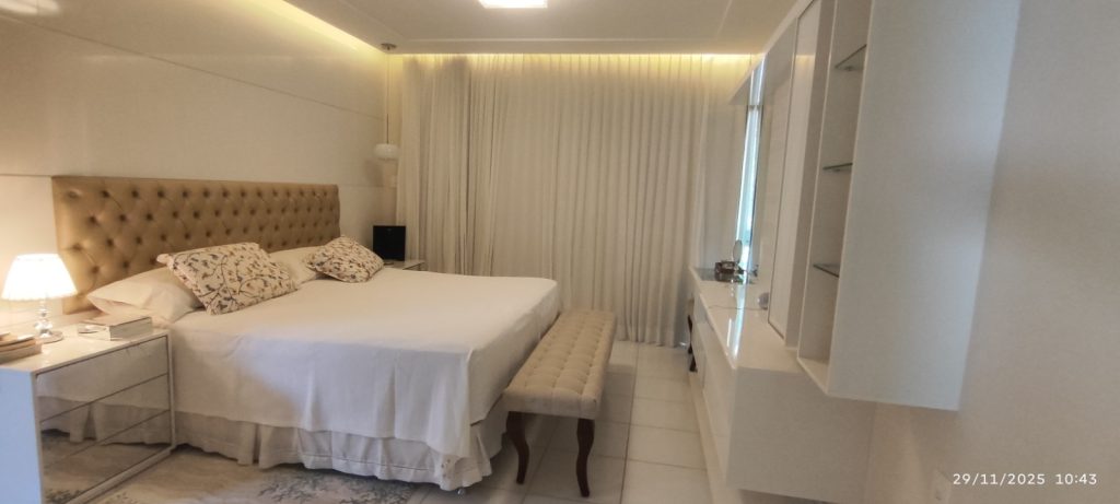 CASA COM 5 QUARTOS E 5 SUÍTES À VENDA I 360 m² DE ÁREA CONSTRUÍDA I Em Itapuã