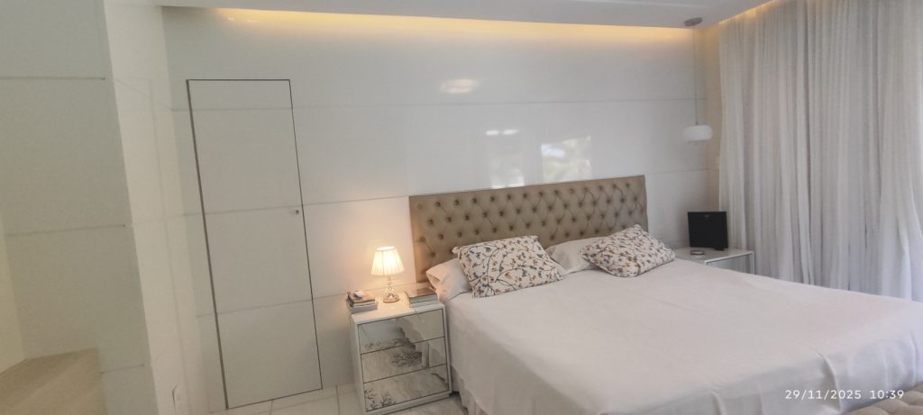 CASA COM 5 QUARTOS E 5 SUÍTES À VENDA I 360 m² DE ÁREA CONSTRUÍDA I Em Itapuã