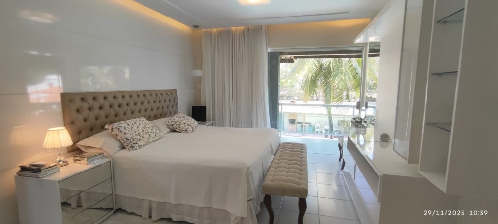 CASA COM 5 QUARTOS E 5 SUÍTES À VENDA I 360 m² DE ÁREA CONSTRUÍDA I Em Itapuã