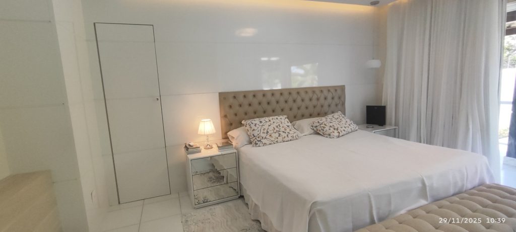 CASA COM 5 QUARTOS E 5 SUÍTES À VENDA I 360 m² DE ÁREA CONSTRUÍDA I Em Itapuã