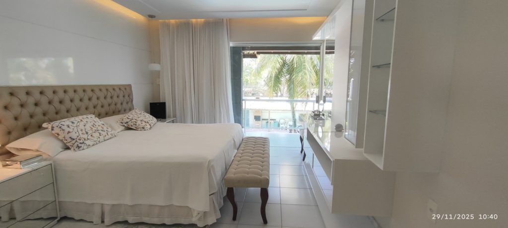 CASA COM 5 QUARTOS E 5 SUÍTES À VENDA I 360 m² DE ÁREA CONSTRUÍDA I Em Itapuã