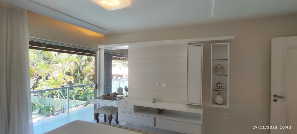 CASA COM 5 QUARTOS E 5 SUÍTES À VENDA I 360 m² DE ÁREA CONSTRUÍDA I Em Itapuã