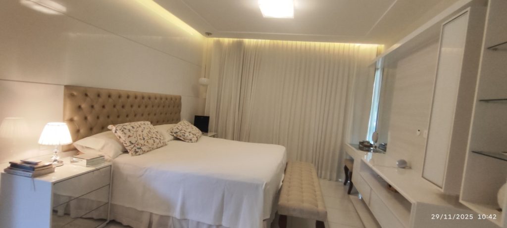 CASA COM 5 QUARTOS E 5 SUÍTES À VENDA I 360 m² DE ÁREA CONSTRUÍDA I Em Itapuã