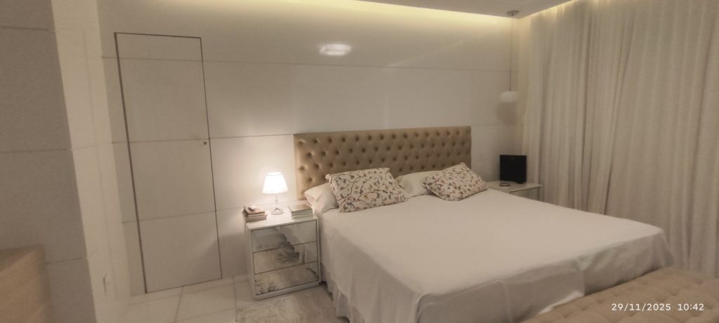 CASA COM 5 QUARTOS E 5 SUÍTES À VENDA I 360 m² DE ÁREA CONSTRUÍDA I Em Itapuã