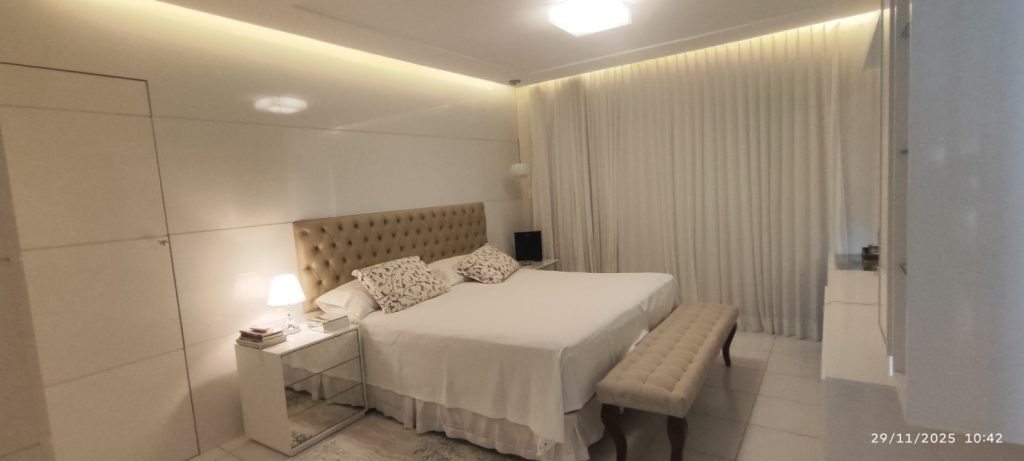 CASA COM 5 QUARTOS E 5 SUÍTES À VENDA I 360 m² DE ÁREA CONSTRUÍDA I Em Itapuã