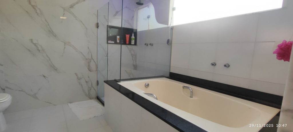 CASA COM 5 QUARTOS E 5 SUÍTES À VENDA I 360 m² DE ÁREA CONSTRUÍDA I Em Itapuã