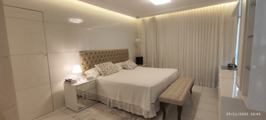 CASA COM 5 QUARTOS E 5 SUÍTES À VENDA I 360 m² DE ÁREA CONSTRUÍDA I Em Itapuã