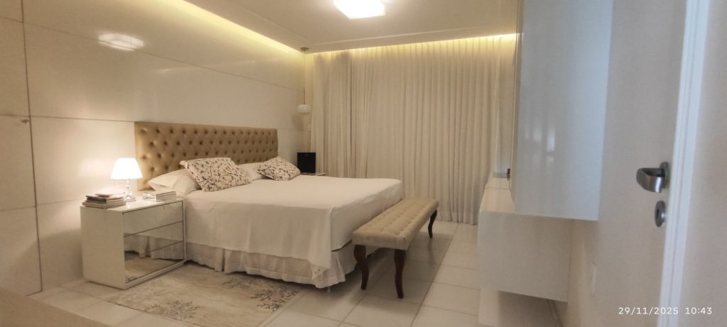 CASA COM 5 QUARTOS E 5 SUÍTES À VENDA I 360 m² DE ÁREA CONSTRUÍDA I Em Itapuã