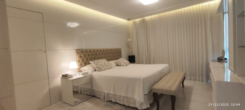 CASA COM 5 QUARTOS E 5 SUÍTES À VENDA I 360 m² DE ÁREA CONSTRUÍDA I Em Itapuã