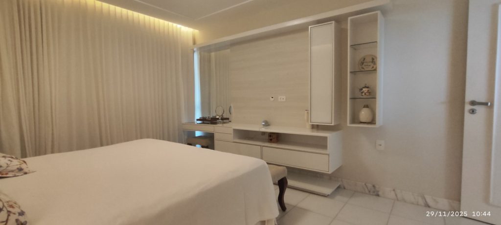 CASA COM 5 QUARTOS E 5 SUÍTES À VENDA I 360 m² DE ÁREA CONSTRUÍDA I Em Itapuã