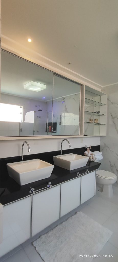 CASA COM 5 QUARTOS E 5 SUÍTES À VENDA I 360 m² DE ÁREA CONSTRUÍDA I Em Itapuã