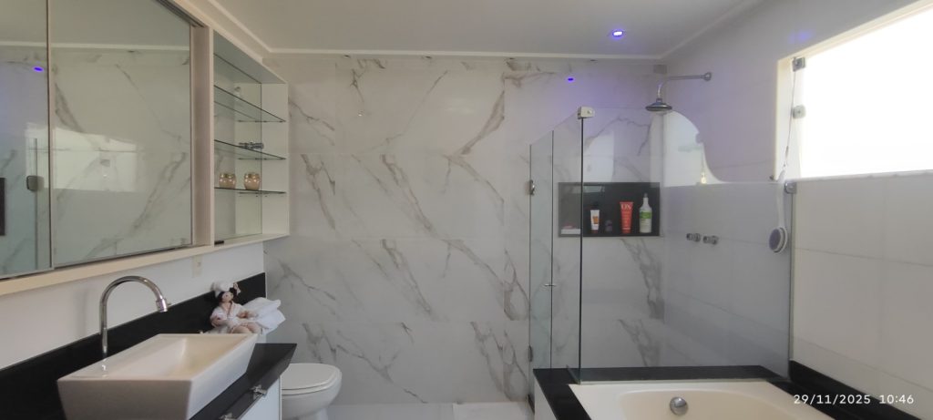 CASA COM 5 QUARTOS E 5 SUÍTES À VENDA I 360 m² DE ÁREA CONSTRUÍDA I Em Itapuã