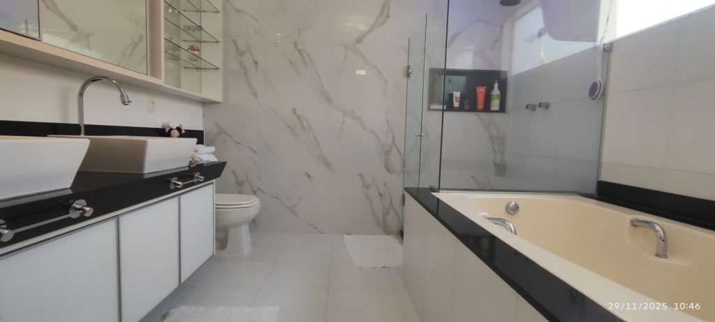 CASA COM 5 QUARTOS E 5 SUÍTES À VENDA I 360 m² DE ÁREA CONSTRUÍDA I Em Itapuã