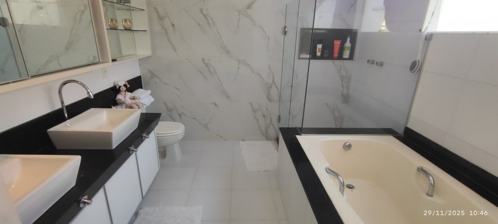 CASA COM 5 QUARTOS E 5 SUÍTES À VENDA I 360 m² DE ÁREA CONSTRUÍDA I Em Itapuã