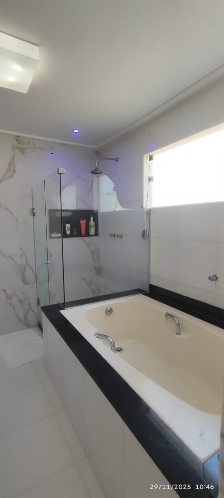 CASA COM 5 QUARTOS E 5 SUÍTES À VENDA I 360 m² DE ÁREA CONSTRUÍDA I Em Itapuã