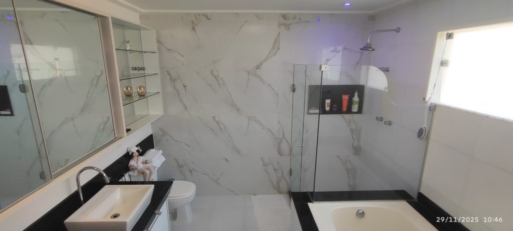 CASA COM 5 QUARTOS E 5 SUÍTES À VENDA I 360 m² DE ÁREA CONSTRUÍDA I Em Itapuã