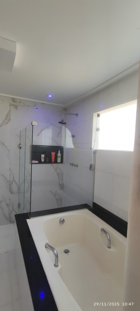 CASA COM 5 QUARTOS E 5 SUÍTES À VENDA I 360 m² DE ÁREA CONSTRUÍDA I Em Itapuã