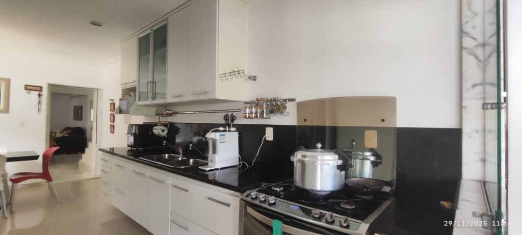 CASA COM 5 QUARTOS E 5 SUÍTES À VENDA I 360 m² DE ÁREA CONSTRUÍDA I Em Itapuã