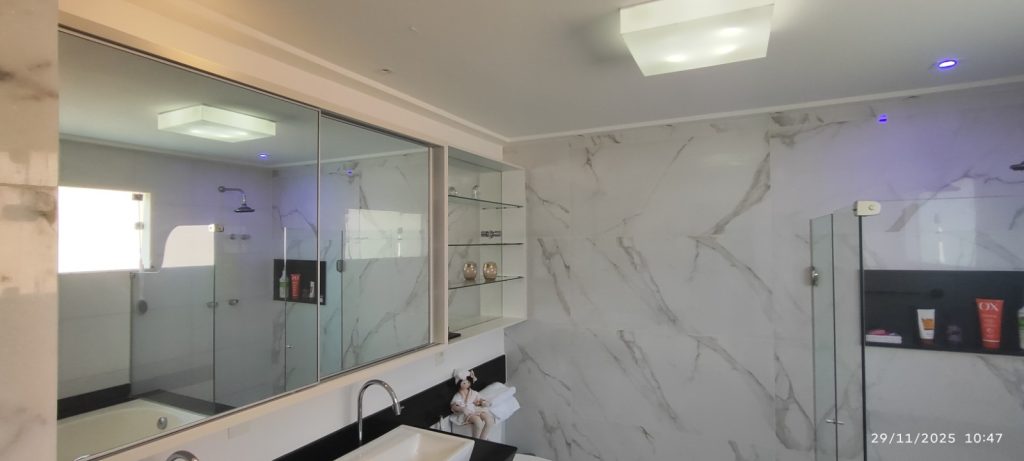 CASA COM 5 QUARTOS E 5 SUÍTES À VENDA I 360 m² DE ÁREA CONSTRUÍDA I Em Itapuã