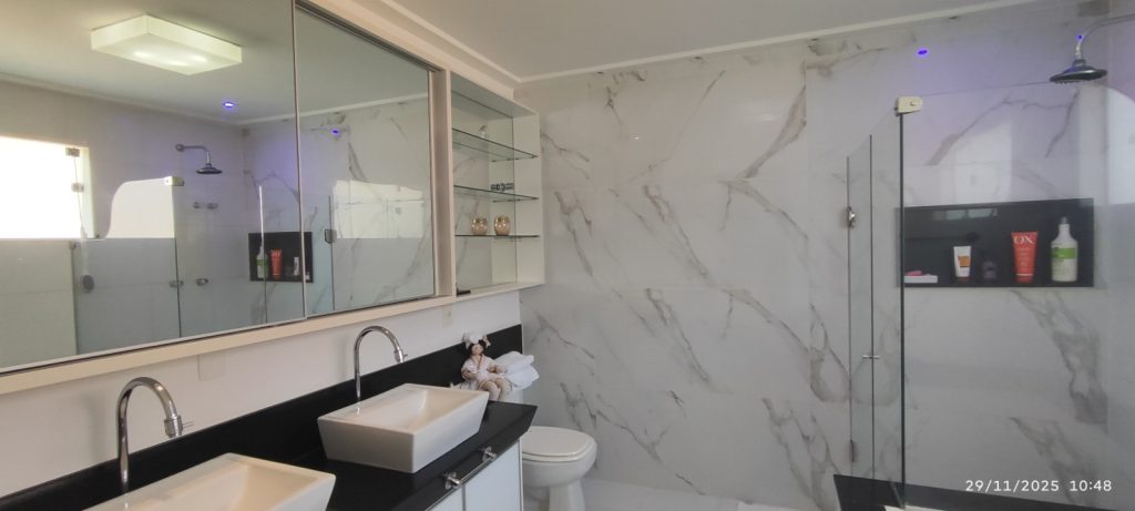 CASA COM 5 QUARTOS E 5 SUÍTES À VENDA I 360 m² DE ÁREA CONSTRUÍDA I Em Itapuã