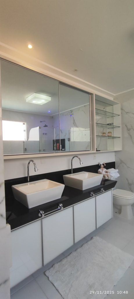 CASA COM 5 QUARTOS E 5 SUÍTES À VENDA I 360 m² DE ÁREA CONSTRUÍDA I Em Itapuã