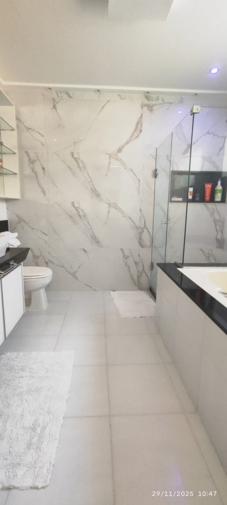 CASA COM 5 QUARTOS E 5 SUÍTES À VENDA I 360 m² DE ÁREA CONSTRUÍDA I Em Itapuã