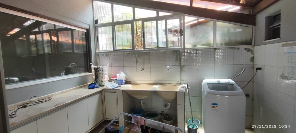 CASA COM 5 QUARTOS E 5 SUÍTES À VENDA I 360 m² DE ÁREA CONSTRUÍDA I Em Itapuã