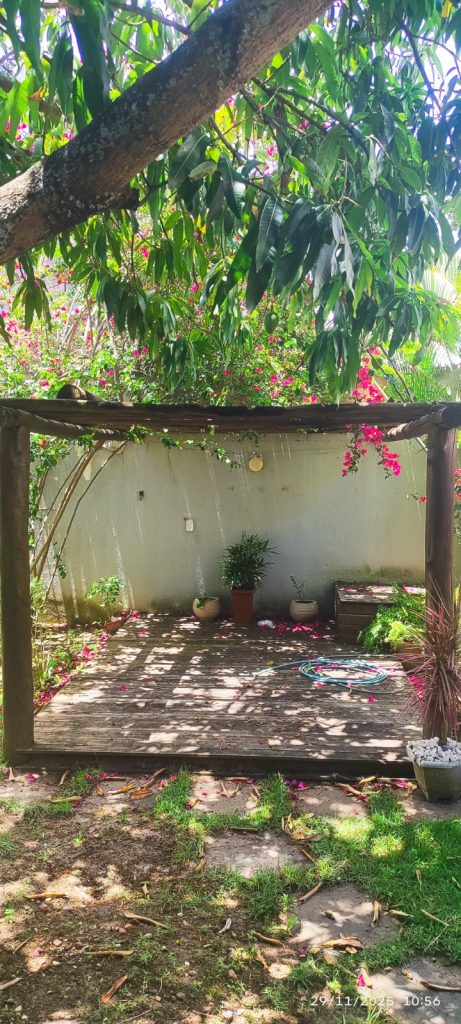 CASA COM 5 QUARTOS E 5 SUÍTES À VENDA I 360 m² DE ÁREA CONSTRUÍDA I Em Itapuã