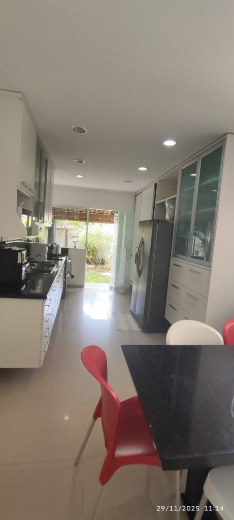 CASA COM 5 QUARTOS E 5 SUÍTES À VENDA I 360 m² DE ÁREA CONSTRUÍDA I Em Itapuã