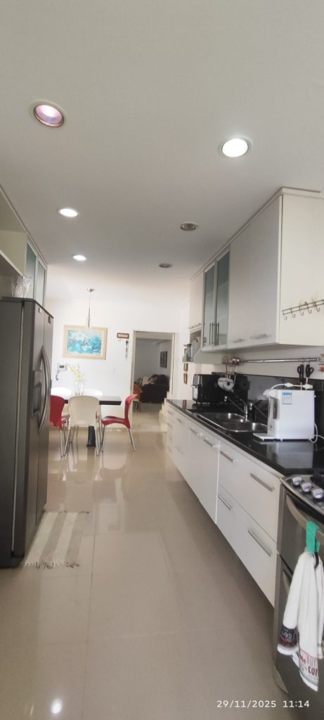 CASA COM 5 QUARTOS E 5 SUÍTES À VENDA I 360 m² DE ÁREA CONSTRUÍDA I Em Itapuã