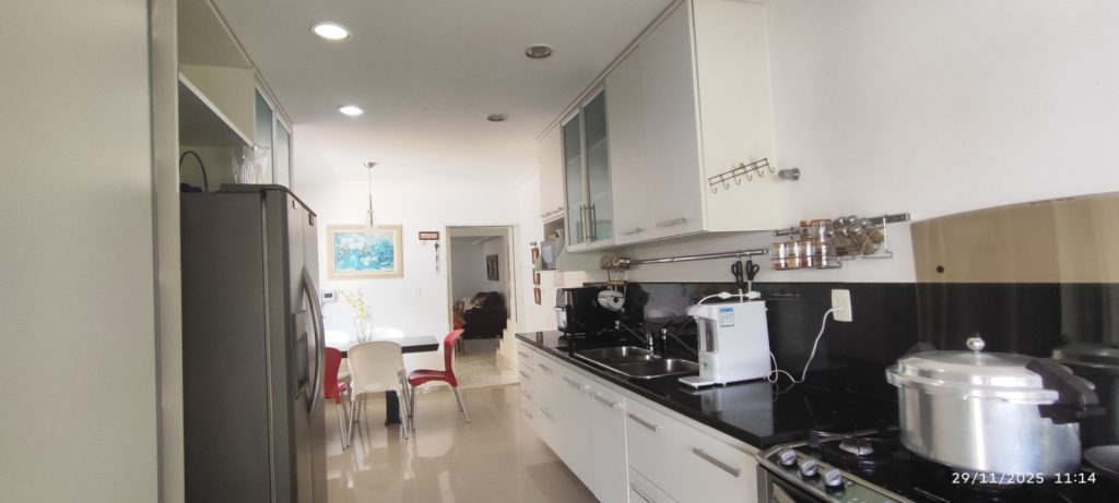 CASA COM 5 QUARTOS E 5 SUÍTES À VENDA I 360 m² DE ÁREA CONSTRUÍDA I Em Itapuã