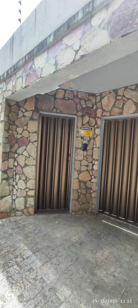 CASA COM 5 QUARTOS E 5 SUÍTES À VENDA I 360 m² DE ÁREA CONSTRUÍDA I Em Itapuã