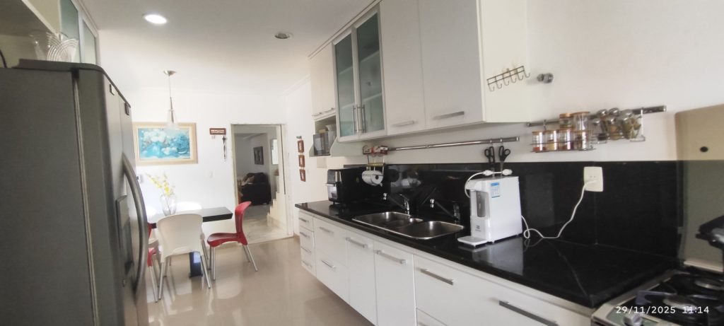 CASA COM 5 QUARTOS E 5 SUÍTES À VENDA I 360 m² DE ÁREA CONSTRUÍDA I Em Itapuã