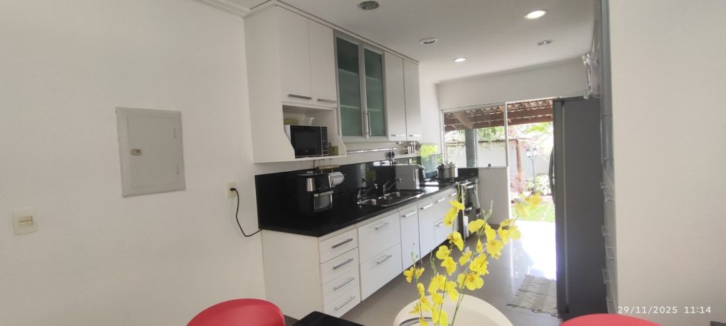 CASA COM 5 QUARTOS E 5 SUÍTES À VENDA I 360 m² DE ÁREA CONSTRUÍDA I Em Itapuã