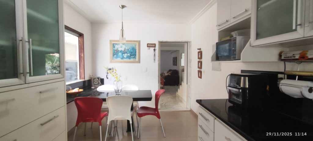 CASA COM 5 QUARTOS E 5 SUÍTES À VENDA I 360 m² DE ÁREA CONSTRUÍDA I Em Itapuã